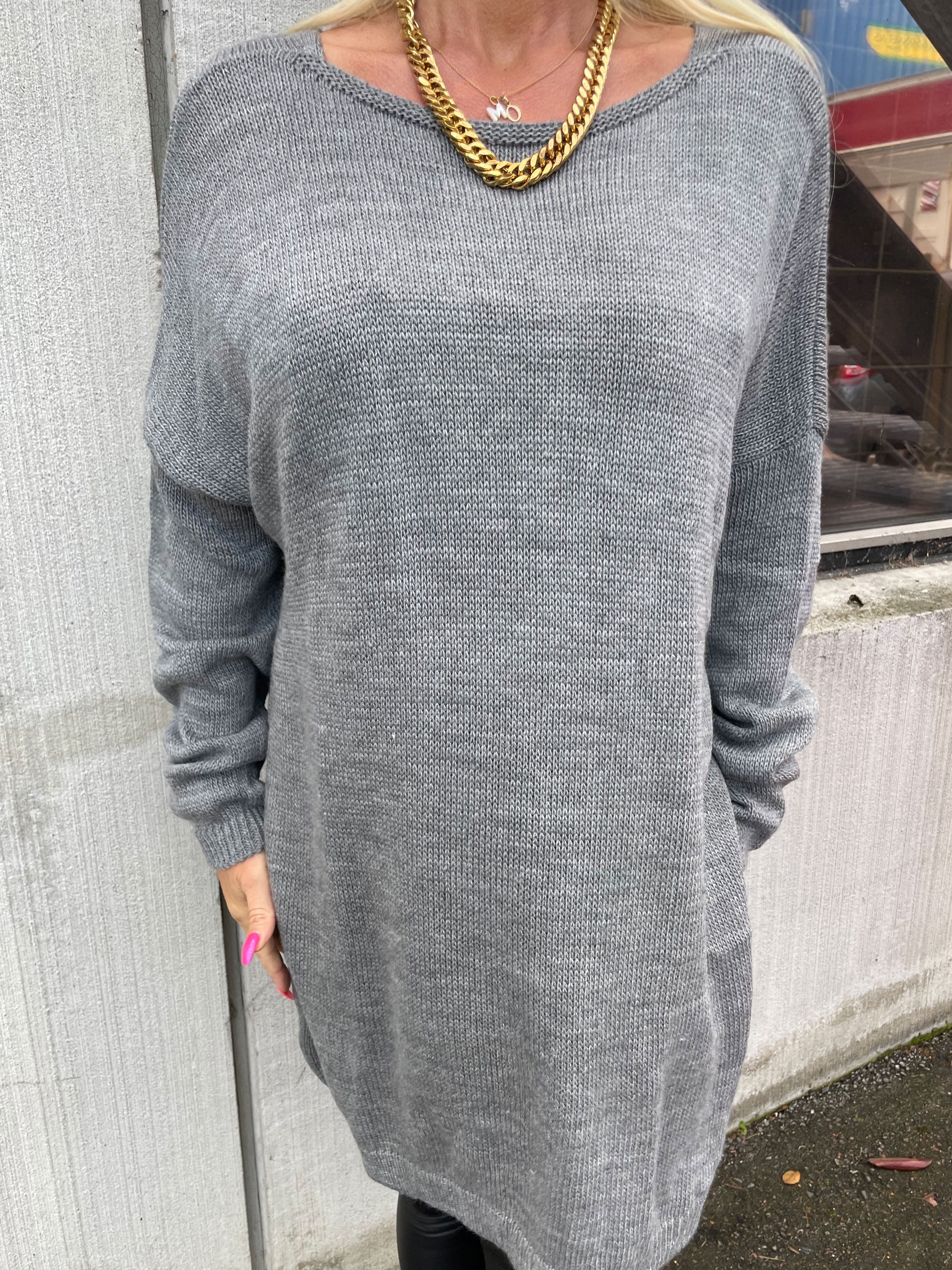 Stella - Enkel stickad klänning med djup rygg